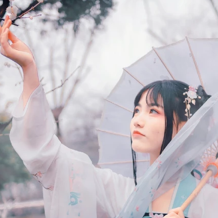 翩翩仙舞帶傘女生頭像，唯美古風真人頭像
