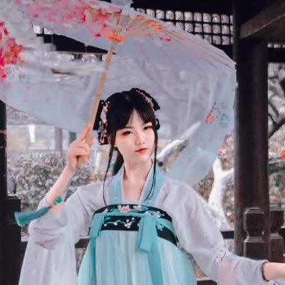 翩翩仙舞帶傘女生頭像，唯美古風真人頭像