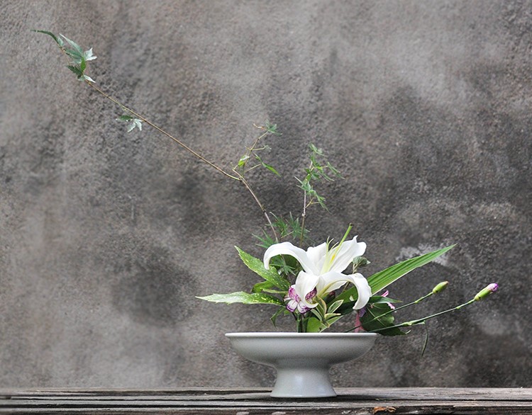 小清新插花藝術(shù)：白色創(chuàng)意陶瓷花器插花