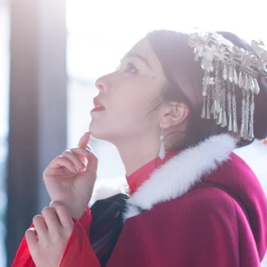 紅衣白雪女生頭像，唯美古風(fēng)真人頭像