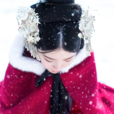 紅衣白雪女生頭像，唯美古風(fēng)真人頭像