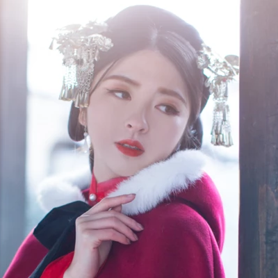紅衣白雪女生頭像，唯美古風(fēng)真人頭像