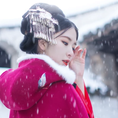 紅衣白雪女生頭像，唯美古風(fēng)真人頭像