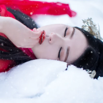 紅衣白雪女生頭像，唯美古風(fēng)真人頭像