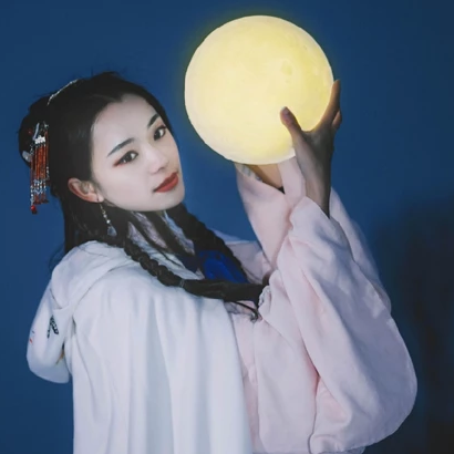 月色下拿燈女生頭像，唯美古風(fēng)真人頭像