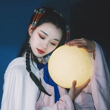 月色下拿燈女生頭像，唯美古風(fēng)真人頭像