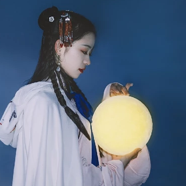 月色下拿燈女生頭像，唯美古風(fēng)真人頭像