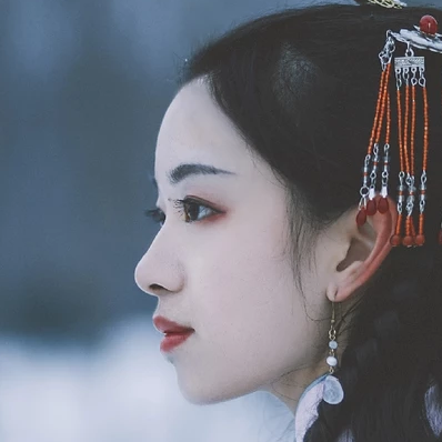 月色下拿燈女生頭像，唯美古風(fēng)真人頭像