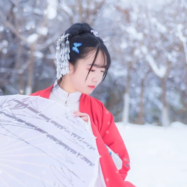 白雪紅衣女生頭像，唯美古風(fēng)真人頭像
