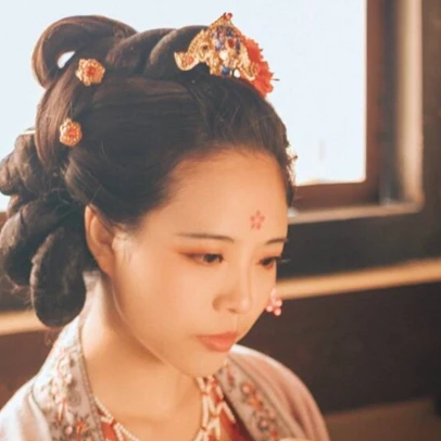 古典梅花妝女生頭像，唯美古風(fēng)真人頭像