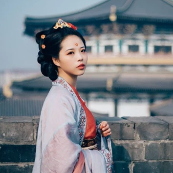 古典梅花妝女生頭像，唯美古風(fēng)真人頭像