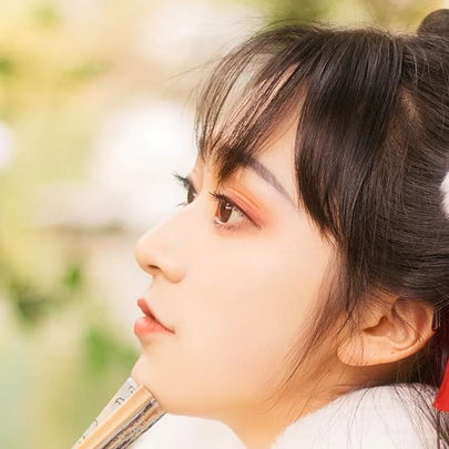 俏皮可愛(ài)帶折扇女生頭像，唯美古風(fēng)真人頭像