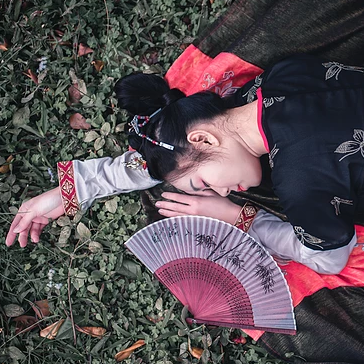 山茶花帶折扇女生頭像，唯美古風(fēng)真人頭像