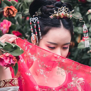 山茶花帶折扇女生頭像，唯美古風(fēng)真人頭像