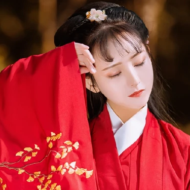楓葉紅衣女生頭像，唯美古風(fēng)真人頭像