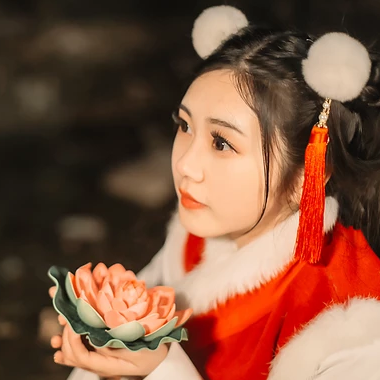 新春吉祥拿福女生頭像，蓮花燈唯美古風(fēng)頭像