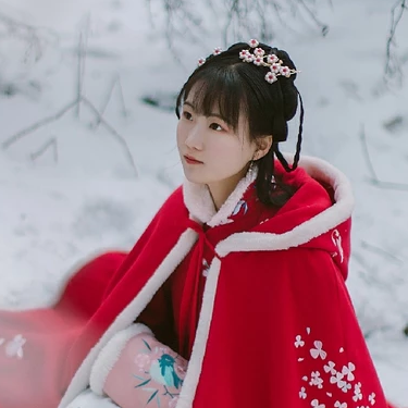 冰雪天地紅衣女生頭像，唯美古風(fēng)真人頭像