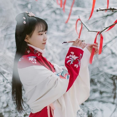 冰雪天地紅衣女生頭像，唯美古風(fēng)真人頭像