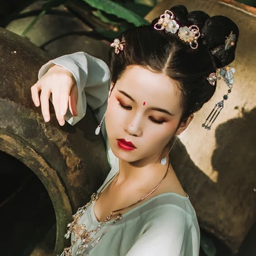 嬌艷帶折扇女生頭像，唯美古風(fēng)真人頭像