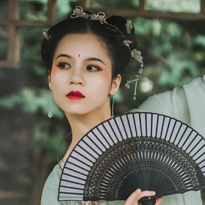 嬌艷帶折扇女生頭像，唯美古風(fēng)真人頭像