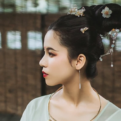 嬌艷帶折扇女生頭像，唯美古風(fēng)真人頭像