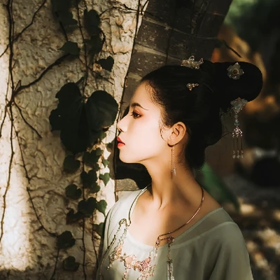 嬌艷帶折扇女生頭像，唯美古風(fēng)真人頭像
