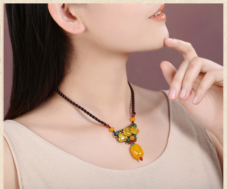 黃色古風(fēng)鎖骨鏈，氣質(zhì)復(fù)古項(xiàng)鏈?zhǔn)罪? src="/shige/d/file/bigpic/190404/04/13-1P224160508.jpg" / data-j7Hv="MwiFJU"><br / data-Hz7q="oRWOdB">
	<img alt=