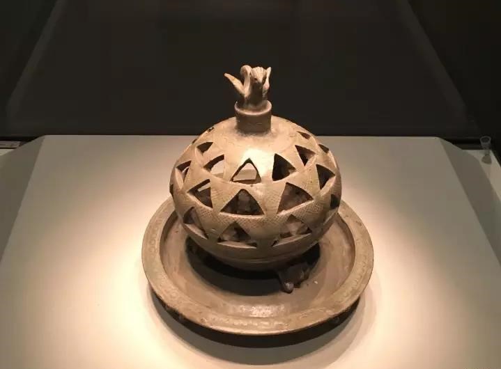 六朝青瓷：中國陶瓷史，一部青瓷史!