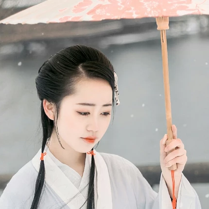 白衣素雪帶傘女生頭像，唯美古風(fēng)真人頭像