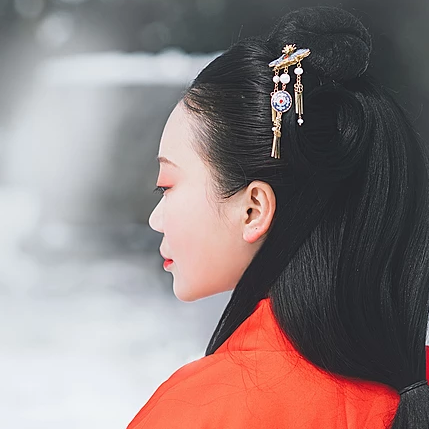 紅梅白雪彈琴女生頭像，唯美古風(fēng)真人頭像