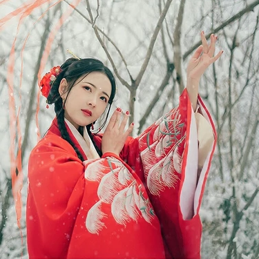 冷艷紅衣白雪女生頭像，唯美古風(fēng)真人頭像