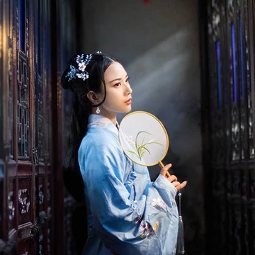 古典藍衣帶團扇女生頭像，唯美古風(fēng)真人頭像