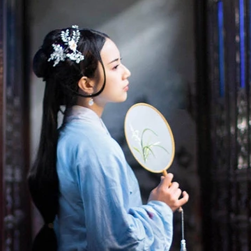 古典藍衣帶團扇女生頭像，唯美古風(fēng)真人頭像