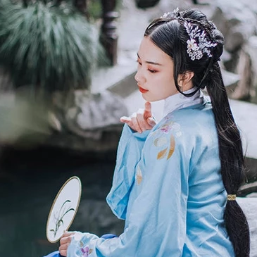 古典藍衣帶團扇女生頭像，唯美古風(fēng)真人頭像