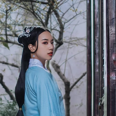 古典藍衣帶團扇女生頭像，唯美古風(fēng)真人頭像