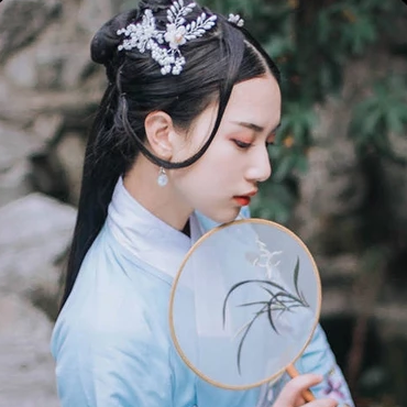 古典藍衣帶團扇女生頭像，唯美古風(fēng)真人頭像