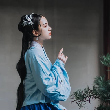 古典藍衣帶團扇女生頭像，唯美古風(fēng)真人頭像