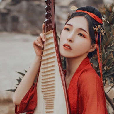 紅裳彈琵琶女生頭像，唯美古風真人頭像