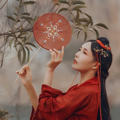 紅裳彈琵琶女生頭像，唯美古風真人頭像