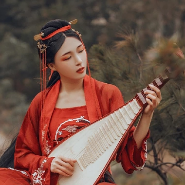 紅裳彈琵琶女生頭像，唯美古風真人頭像