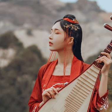 紅裳彈琵琶女生頭像，唯美古風真人頭像