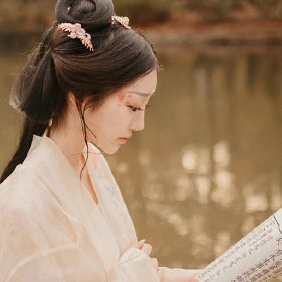 秋葉帶團(tuán)扇文藝女生頭像，唯美古風(fēng)真人頭像