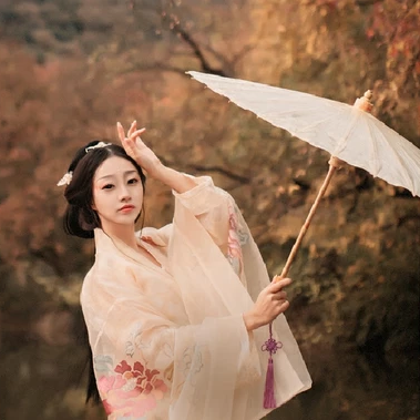 秋葉帶團(tuán)扇文藝女生頭像，唯美古風(fēng)真人頭像