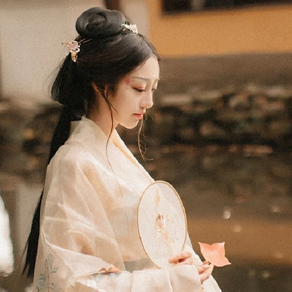 秋葉帶團(tuán)扇文藝女生頭像，唯美古風(fēng)真人頭像