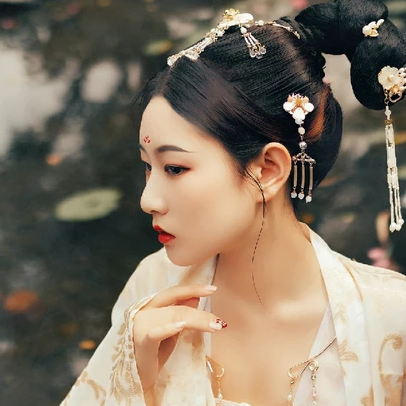 花溪佳人帶團(tuán)扇女生頭像，唯美古風(fēng)真人頭像