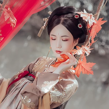 秋千仕女帶團(tuán)扇女生頭像，唯美古風(fēng)真人頭像