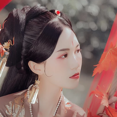 秋千仕女帶團(tuán)扇女生頭像，唯美古風(fēng)真人頭像