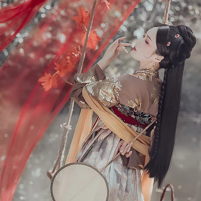 秋千仕女帶團(tuán)扇女生頭像，唯美古風(fēng)真人頭像