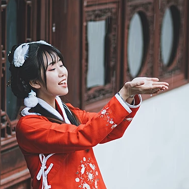 清新文藝紅披風(fēng)女生頭像，唯美古風(fēng)真人頭像