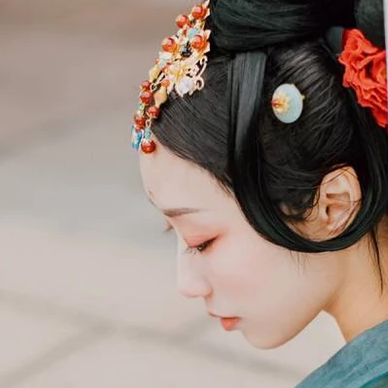 紅妝典雅帶傘團扇女生頭像，唯美古風真人頭像